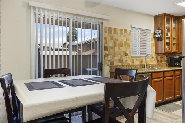530 Calle Montecito, Oceanside CA: https://media.crmls.org/mediaz/1fa5ab8b-0ed1-4966-bd2c-035e4d975cb6.jpg