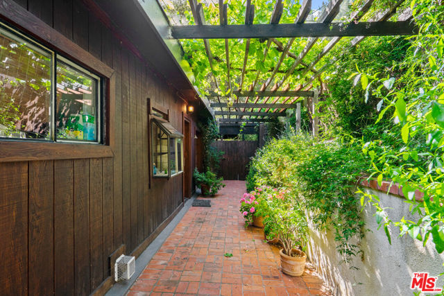 21550 Summit Trail, Topanga CA: https://media.crmls.org/mediaz/1fa68640-d182-4884-a9b7-017c15ffc842.jpg