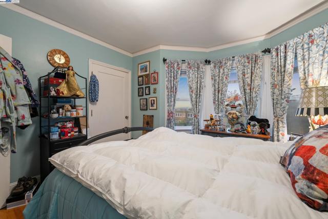 658 30Th Ave, San Francisco CA: https://media.crmls.org/mediaz/1fa70d9d-e66b-4582-bfef-2db5d4684823.jpg