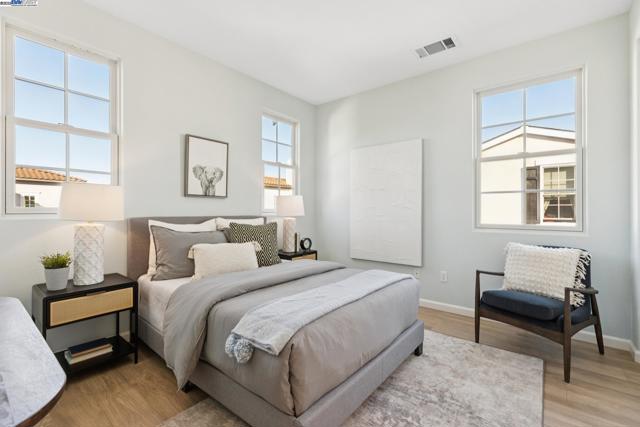 5 Cornelius Sq, Alameda CA: https://media.crmls.org/mediaz/1fa8918d-9ed9-435a-ba8a-416b270fdbf2.jpg