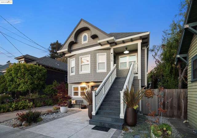 6528 Dover St, Oakland CA: https://media.crmls.org/mediaz/1fa9bbd6-ba9a-45dd-92d4-9d903b44e71c.jpg