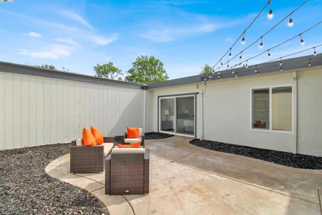 4166 Peregrine Way, Pleasanton CA: https://media.crmls.org/mediaz/1faa4a4d-dcbf-4590-bf76-0661402b8b28.jpg