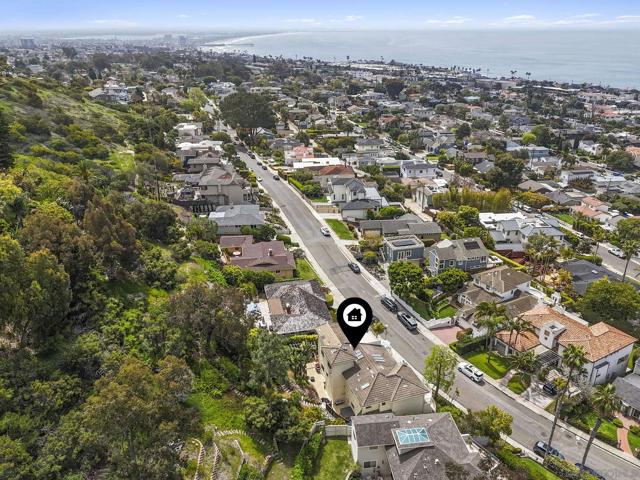 5787 Bellevue Ave, La Jolla CA: https://media.crmls.org/mediaz/1faa6819-a13f-4057-a43c-151b2cf4b8a3.jpg