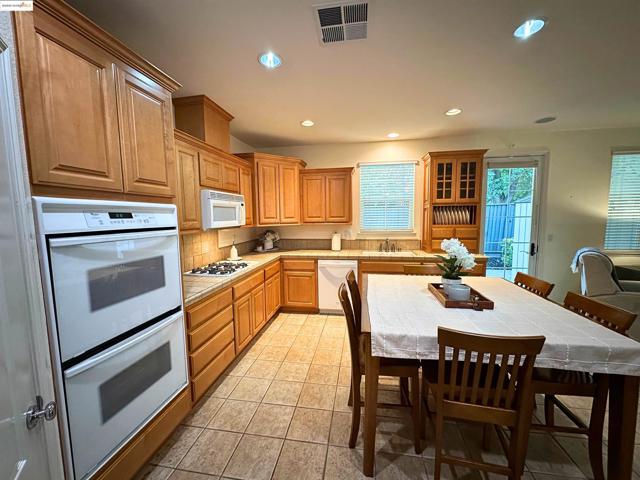1327 Remington Ct, Tracy CA: https://media.crmls.org/mediaz/1fabd0f6-df7d-40d4-bfe8-871a34367cbf.jpg