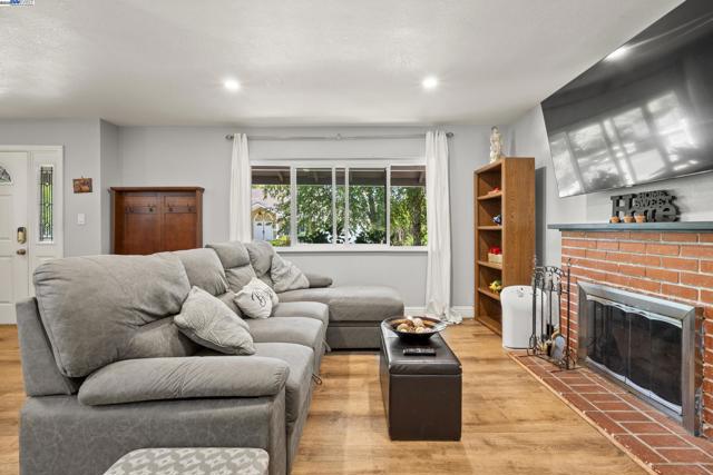 963 Getoun Dr, Concord CA: https://media.crmls.org/mediaz/1fad331c-b05b-49a9-a05f-0780e4888fb8.jpg