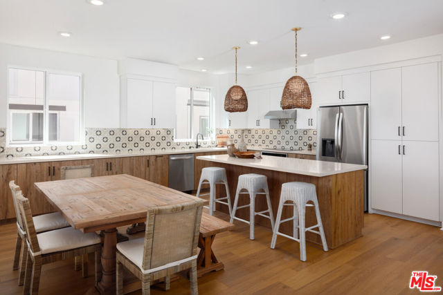 1660 Coral Sea Lane, Los Angeles CA: https://media.crmls.org/mediaz/1fadb7a7-5680-496d-9640-b3e719ba9c11.jpg