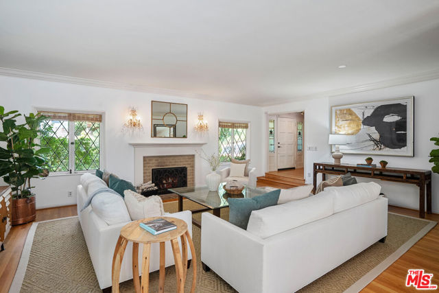11818 Laurel Hills Road, Studio City CA: https://media.crmls.org/mediaz/1faf2db9-2539-4eaa-9603-8134a1023be5.jpg