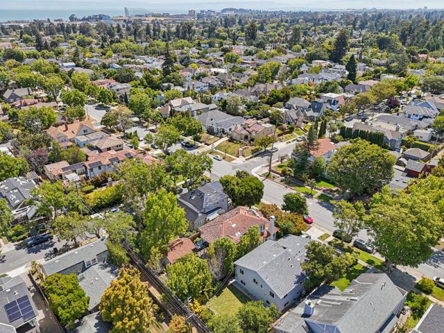 2404 Hillside Drive, Burlingame CA: https://media.crmls.org/mediaz/1fb02074-4ccf-4a37-9340-08eff3e6ce5d.jpg
