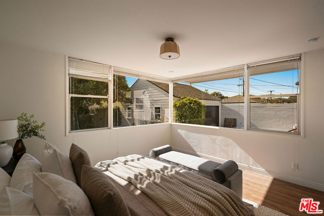 3860 Hepburn Avenue, Los Angeles CA: https://media.crmls.org/mediaz/1fb1212f-69dc-4110-bfc6-f9a915df621d.jpg