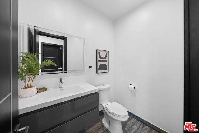 5812 Willis Avenue, Sherman Oaks CA: https://media.crmls.org/mediaz/1fb402f2-49e3-415a-8a4f-3518bb8608f0.jpg