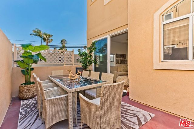 1630 E Palm Avenue, El Segundo CA: https://media.crmls.org/mediaz/1fb631fe-1753-43f9-8203-e9e9fdda14d9.jpg