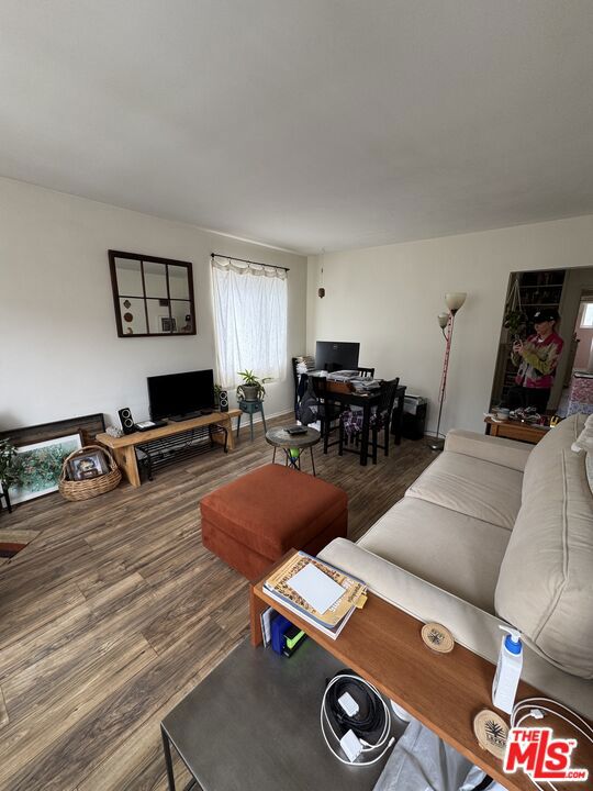 231 California Avenue, Santa Monica CA: https://media.crmls.org/mediaz/1fb6416d-bc4c-46d8-9ce7-41683cf8eb78.jpg