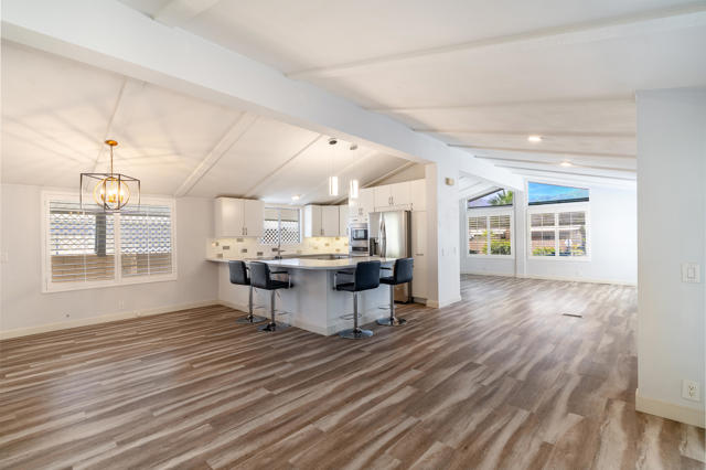 14 International Boulevard, Rancho Mirage CA: https://media.crmls.org/mediaz/1fb66f0d-92cc-415f-abae-4e775104c684.jpg