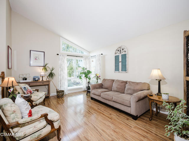 709 Zinnia Court, Thousand Oaks CA: https://media.crmls.org/mediaz/1fb6af1f-f105-4ae4-ab8c-84d1aa7e4625.jpg