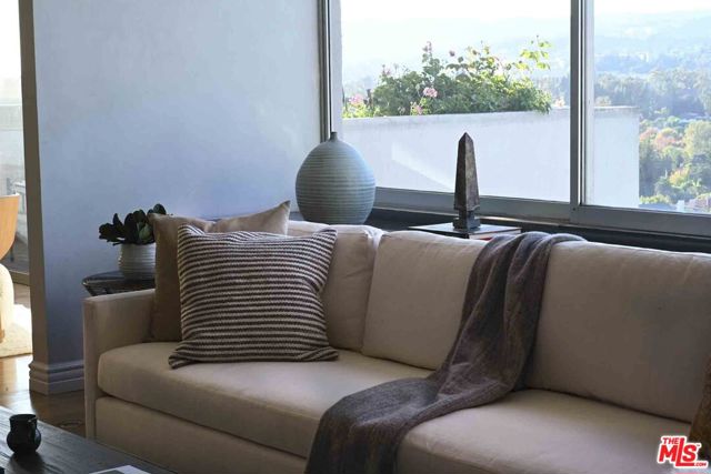 865 Comstock Avenue, Los Angeles CA: https://media.crmls.org/mediaz/1fb73d45-99e2-492c-9dae-7c6940a91a95.jpg