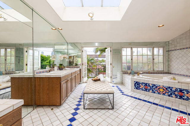 475 S Rodeo Drive, Beverly Hills CA: https://media.crmls.org/mediaz/1fb7c194-194f-40d2-87ff-4a3bac45c595.jpg