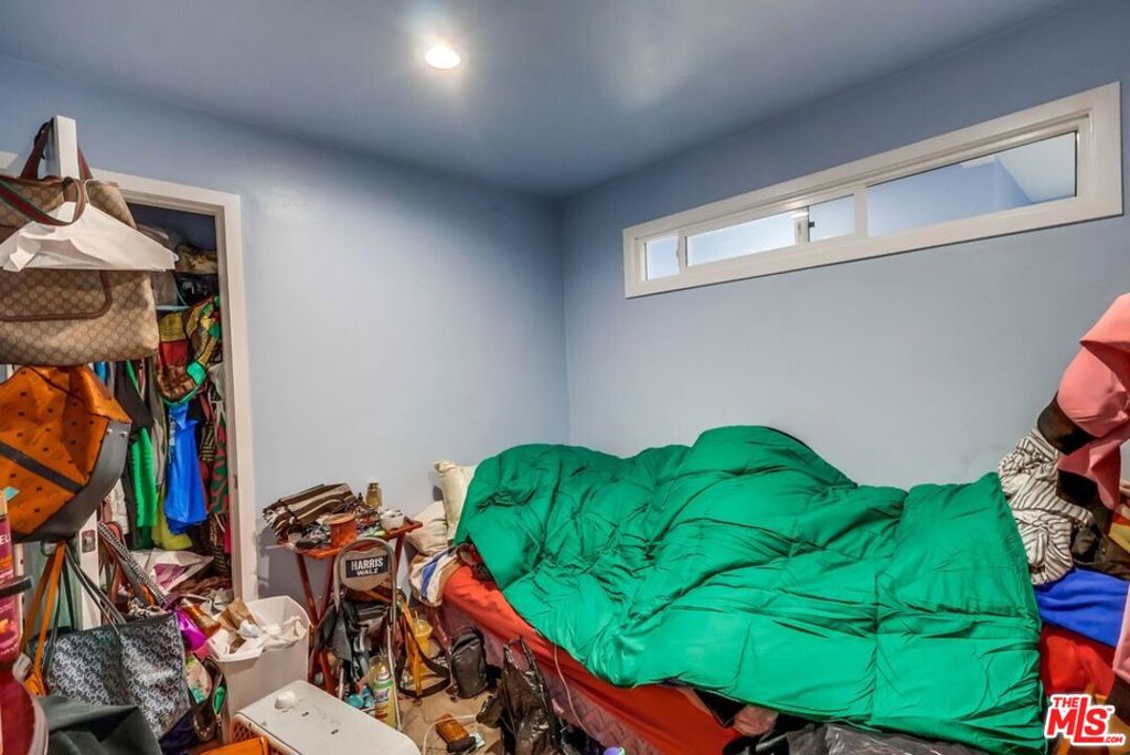 https://media.crmls.org/mediaz/1fb7c6dd-4cd6-4ca6-892e-0024b60ae77e.jpg?preset=X-Large