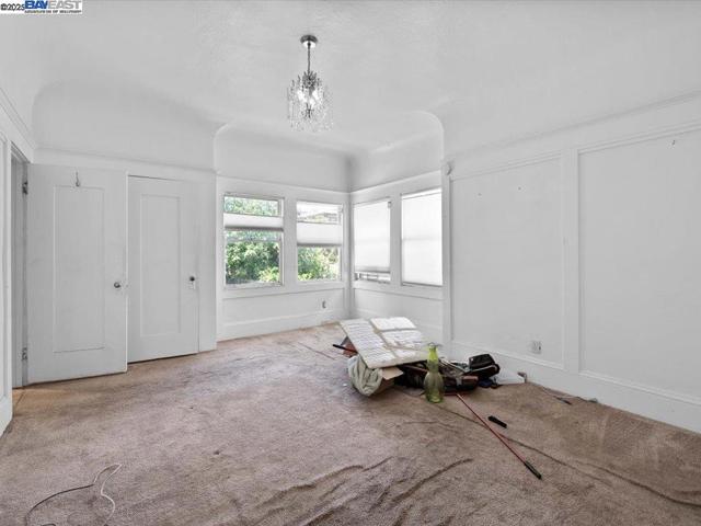 1013 Chestnut St, Oakland CA: https://media.crmls.org/mediaz/1fb8b176-9378-4d90-8be0-89650572a6f6.jpg