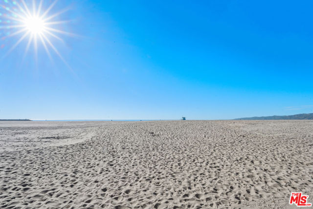 20 Quarterdeck Street, Marina del Rey CA: https://media.crmls.org/mediaz/1fb8cad6-02ea-49f3-bf2b-cf41cce45931.jpg