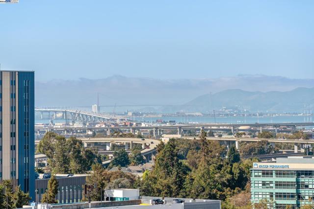 1 Kelton Ct, Oakland CA: https://media.crmls.org/mediaz/1fb93aa9-21e1-4c8c-be7e-5ffe48e18336.jpg