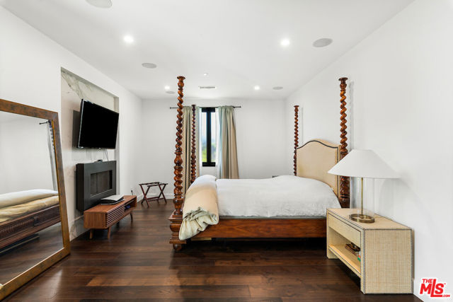 356 S Clark Drive, Beverly Hills CA: https://media.crmls.org/mediaz/1fb94bbe-a15e-4186-8527-86837a791ea1.jpg