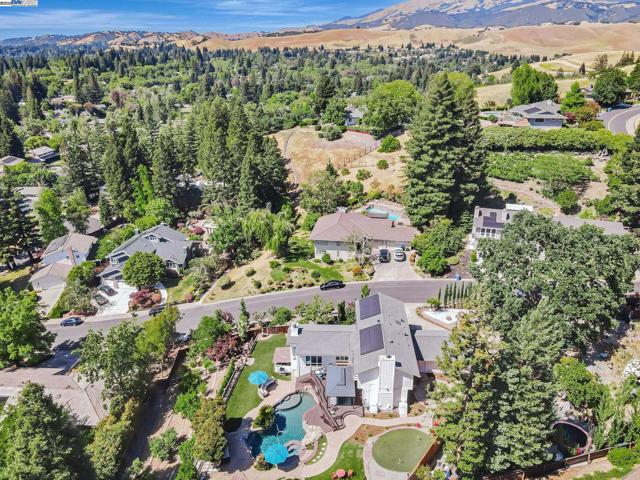 324 Merrilee Place, Danville CA: https://media.crmls.org/mediaz/1fba2931-18cc-4e82-939a-3f7819e856f6.jpg