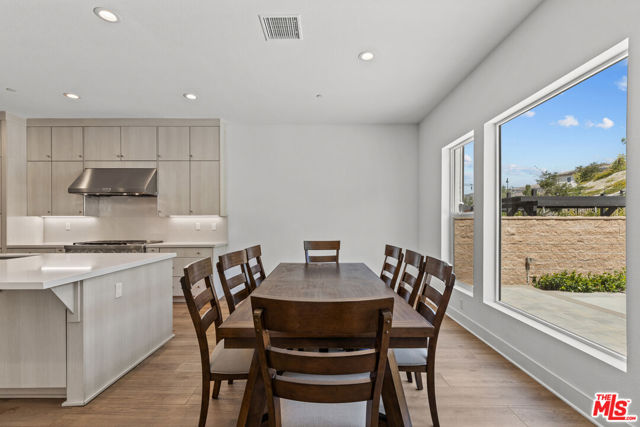 20723 W Deer Grass Court, Porter Ranch CA: https://media.crmls.org/mediaz/1fba59e1-2577-4ea5-a50b-0a91a0df77a5.jpg