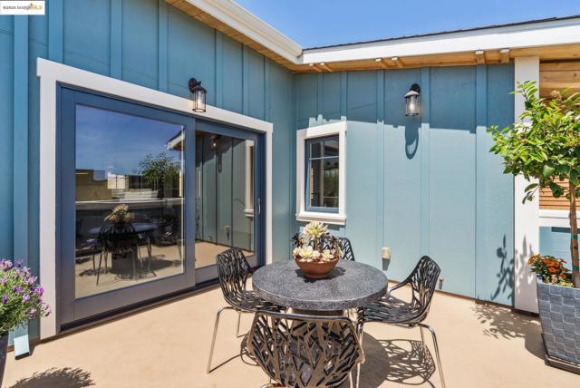 4428 Howe St, Oakland CA: https://media.crmls.org/mediaz/1fba84aa-e4d7-463f-b971-79c9f1888474.jpg