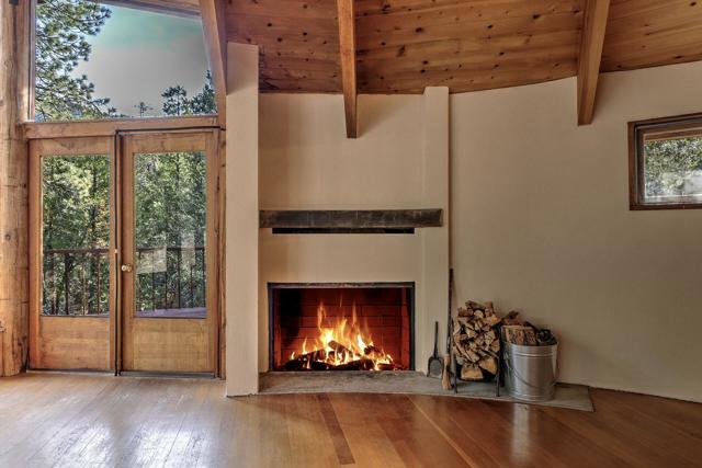 55283 Pine Crest, Idyllwild CA: https://media.crmls.org/mediaz/1fbae70a-dea6-4d60-9352-9991f3dbb7c8.jpg