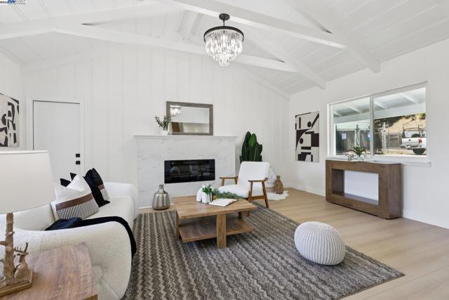 1218 Lattie Ln, Mill Valley CA: https://media.crmls.org/mediaz/1fbb1d07-82a5-42fb-821f-3652d1368862.jpg