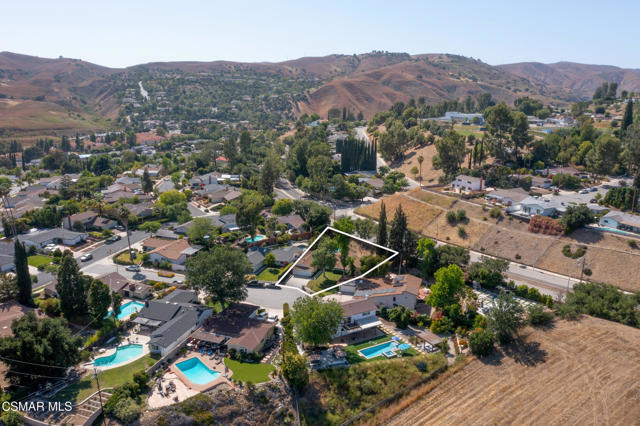 26007 Philrich Circle, Calabasas CA: https://media.crmls.org/mediaz/1fbb6cc7-089f-49c0-b4c8-16bbcef09115.jpg
