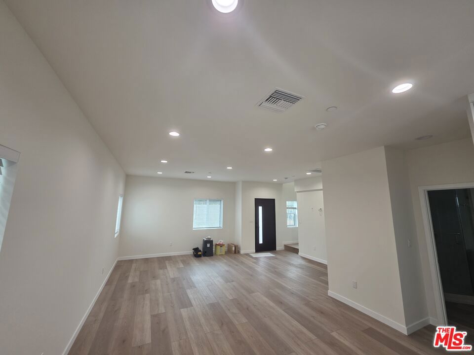 https://media.crmls.org/mediaz/1fbc988a-7543-467d-9602-90780235259e.jpg?preset=X-Large