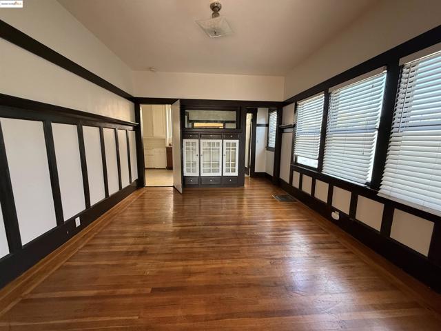 3999 Clarke, Oakland CA: https://media.crmls.org/mediaz/1fbdac12-da4e-4dba-a494-371707596574.jpg
