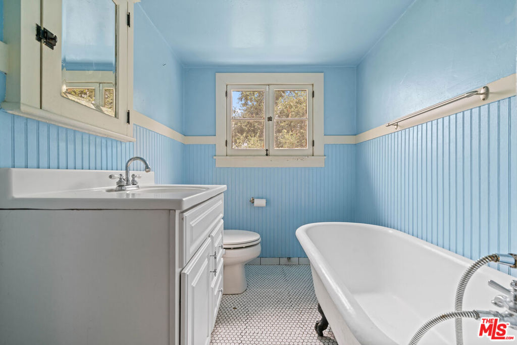 https://media.crmls.org/mediaz/1fbdb386-1787-45bf-8c5b-714f27b89c85.jpg?preset=X-Large