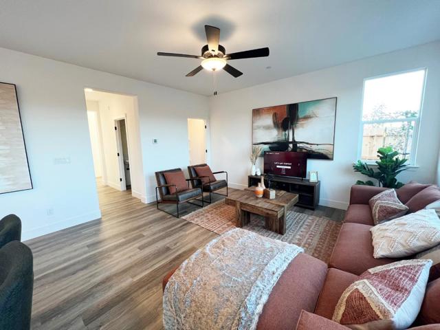 1183 Scout Peak Way, Hollister CA: https://media.crmls.org/mediaz/1fbeb6a5-041a-44f9-b0da-1e5e363e4dd0.jpg