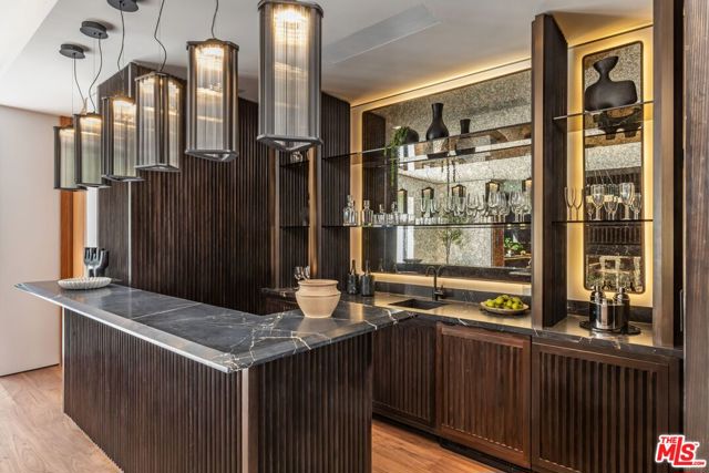 927 N Whittier Drive, Beverly Hills CA: https://media.crmls.org/mediaz/1fbfe330-d403-4bab-9d82-24018818dfca.jpg