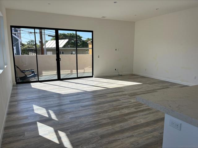 256 B Ave, Coronado CA: https://media.crmls.org/mediaz/1fc090ce-af6c-4489-b932-7f1401fe9c71.jpg