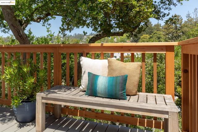 2 Cavendish Ln, Piedmont CA: https://media.crmls.org/mediaz/1fc093df-1255-43f9-a580-bedd34de01a9.jpg