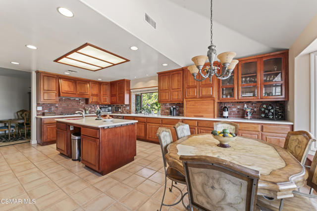 10885 Citrus Drive, Moorpark CA: https://media.crmls.org/mediaz/1fc0d865-4afa-41e5-9fdf-5fd6da7fb2b2.jpg