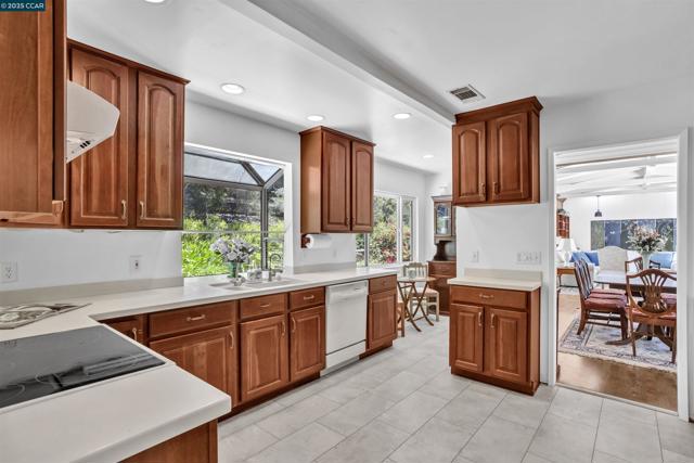 18 Van Tassel Ln, Orinda CA: https://media.crmls.org/mediaz/1fc1cdb6-3f19-419c-9402-f43854cfab64.jpg