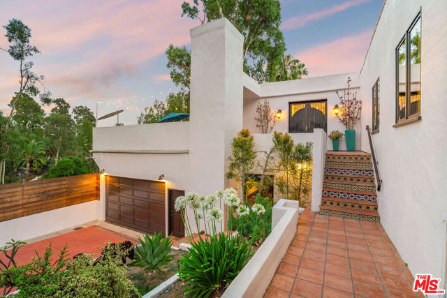 6216 Primrose Avenue, Los Angeles CA: https://media.crmls.org/mediaz/1fc1d556-16fd-401c-a709-2b4e2e94a9e3.jpg