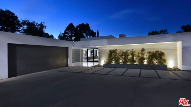 16032 VALLEY VISTA Boulevard, Encino CA: https://media.crmls.org/mediaz/1fc21120-56dc-4e70-8200-78e9e1e925de.jpg
