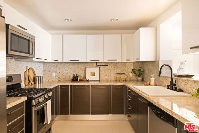 325 Arnaz Drive, Los Angeles CA: https://media.crmls.org/mediaz/1fc2285b-0ed6-4fa0-860f-4183baabf5e1.jpg