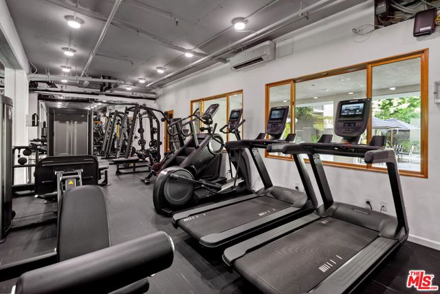 1440 Veteran Avenue, Los Angeles CA: https://media.crmls.org/mediaz/1fc379f2-a4de-4ad8-a60d-a629e2c45105.jpg