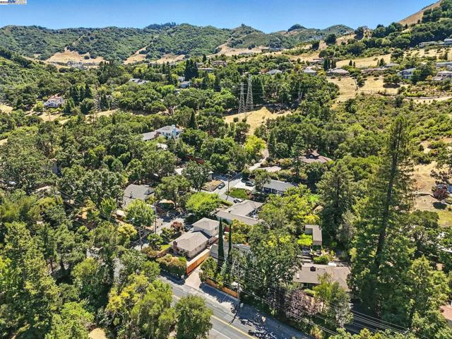 160 Moraga Way, Orinda CA: https://media.crmls.org/mediaz/1fc3ecc9-23a4-4a16-94f9-94f4b6a7b3e4.jpg