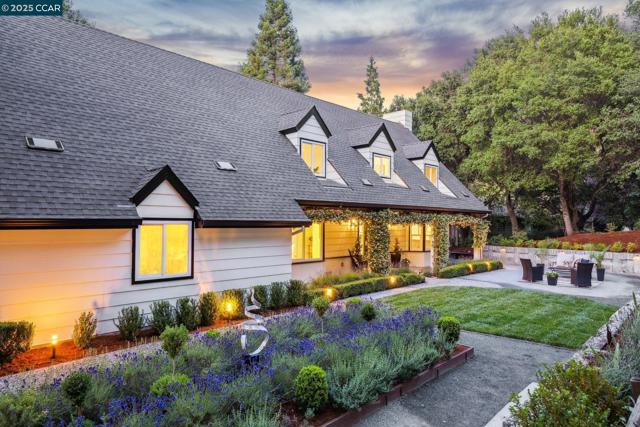 6 Greenwood Ct, Orinda CA: https://media.crmls.org/mediaz/1fc4de66-f1e3-4134-a488-511f342f5d19.jpg
