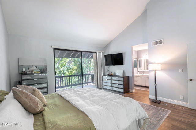 21901 Burbank Boulevard, Woodland Hills CA: https://media.crmls.org/mediaz/1fc50a26-5937-4fd7-bea3-229fe3b516ae.jpg