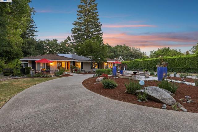 688 Danville Blvd, Danville CA: https://media.crmls.org/mediaz/1fc5c001-cf89-40d1-b7a0-e40f61608177.jpg