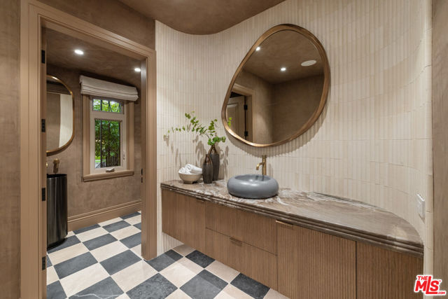 901 N Whittier Drive, Beverly Hills CA: https://media.crmls.org/mediaz/1fc5d7bc-4ef2-49a9-a153-da352f2c2a70.jpg