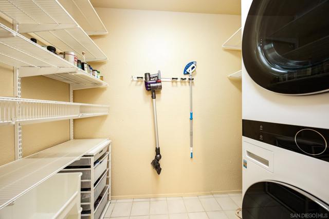 521 Arbor Dr, San Diego CA: https://media.crmls.org/mediaz/1fc73d06-16a4-43d6-aa45-edcc5fa89bcd.jpg